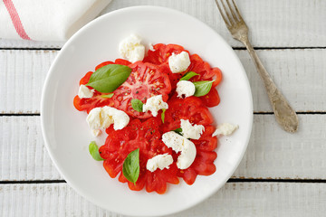 tomato slad with cheese balls