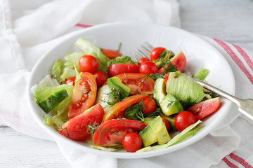 crispy salad with tomato and avocado
