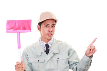 指示する笑顔の清掃員