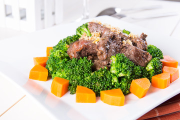 beef tenderloin with fresh steamed broccoli and carrots