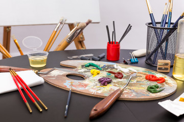 палитра с красками