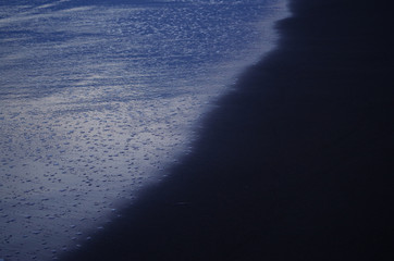 黒い砂の波打ち際