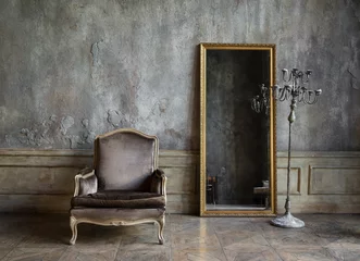 Rolgordijnen In de kamer zijn antieke spiegel en een stoel © razoomanetu