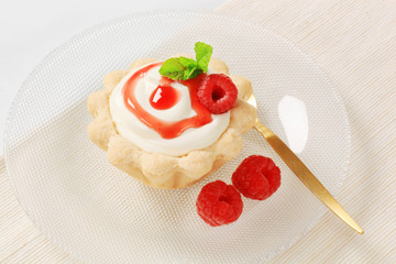 Cream-filled tartlet with fresh raspberries