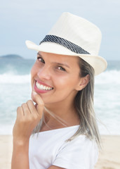 Portrait einer blonden Touristin im Urlaub am Meer