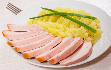 chicken breast and mashed potatoes