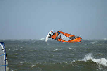 Windsurfer Springt aus welle