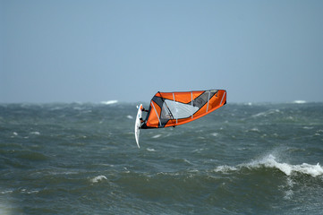 Windsurfer Springt aus welle