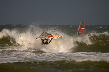 Windsurfer in welle