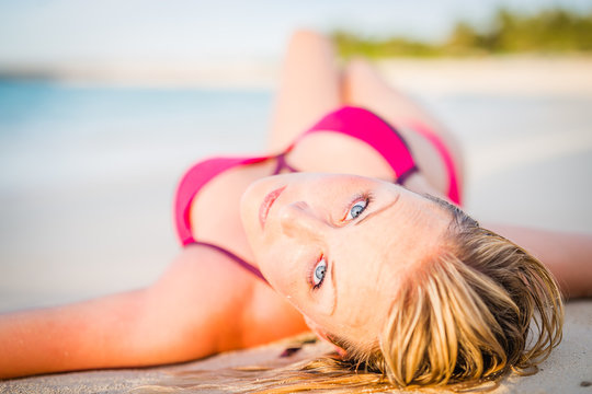Sexy Frau am Strand der Bahamas im Bikini 