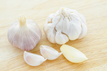 Organic garlic whole and cloves.