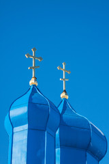 Niebieskie kopuły cerkwi na tle niebieskiego nieba