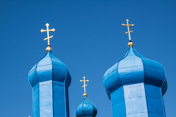 Niebieskie kopuły cerkwi na tle niebieskiego nieba © jakubczajkowski