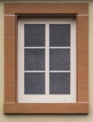 Modernes PVC Sprossenfenster mit Dekorglas und Buntsandsteinfenstereinfassung