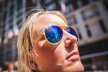 Spiegelnde Sonnenbrille bei einem Frauenportrait
