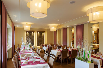 Speisesaal mit weiß gedeckten Tischen