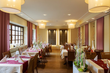 Speisesaal mit weiß gedeckten Tischen