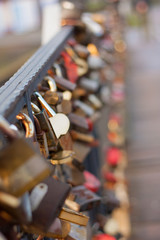 Obraz premium Zamki na moście / Zamki na moście to lokalna tradycja, po ślubie nowożeńcy wiszą zamek na moście.