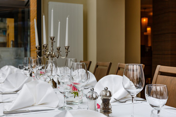 Gedeckte Tischreihe reserviert für Restaurantgäste