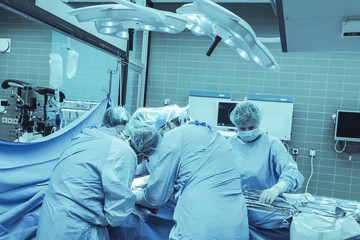 Operationsteam im Operationssaal der Chirurgie