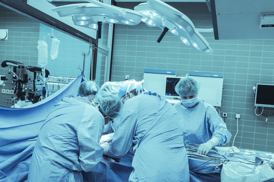 Operationsteam im Operationssaal der Chirurgie