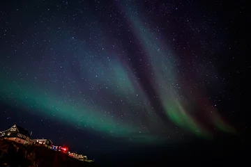 Foto op Plexiglas Groenlands noorderlicht boven de stad Nuuk © vadim.nefedov
