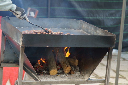Venditori di castagne arrosto al lavoro col braciere