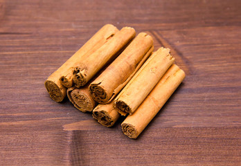 Cinnamon sticks placed over a wooden table