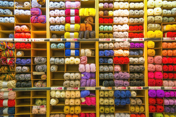 pelotes de laine dans les casiers