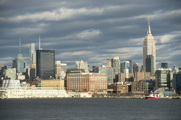 Naklejka premium Scenic landscape view of the Midtown Manhattan skyline of New York City from the Hudson River on the New Jersey side