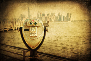 Naklejka na ściany i meble nostalgisch texturiertes Bild eines Münzfernrohrs auf Ellis Island mit Blick auf Manhattan, NYC