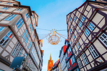 Fachwerkhäuser in der Altstadt von Hannover, Deutschland, mit Weihnachtsschmuck