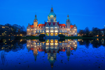Fototapeta na wymiar Nachtfoto vom Neuen Rathaus in Hannover, Deutschland
