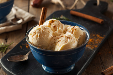Cold Homemade Eggnog Ice Cream