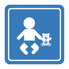 Bébé avec un ours en peluche dans un panneau