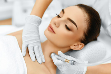 Obraz na płótnie Canvas Face Skin Care. Diamond Microdermabrasion Peeling Treatment, Bea