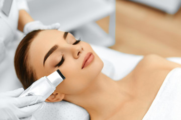 Obraz na płótnie Canvas Skin Care. Ultrasound Cavitation Facial Peeling. Skin Cleansing