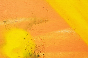 Грязный фон, текстуры и цвета, деталь от городского граффити стены, покрашенной оранжевой желтой бежевой краской.


