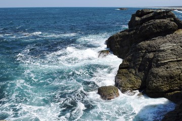 庄内浜の荒波（初夏）／山形県庄内浜の荒波風景を撮影した写真です。庄内浜は非常にきれいな白砂が広がる海岸と、奇岩怪石の磯が続く大変素晴らしい景観のリゾート地です。強風で晴天の日の海岸で、荒波を撮影した写真です。