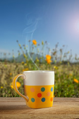 Obraz premium a cup of coffee or tea on garden background