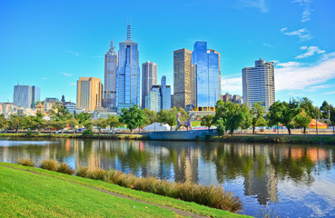Naklejka premium Widok na panoramę Melbourne latem