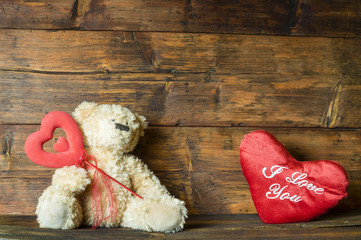 pluszowy miś i serce z napisem"i love you" © Mike Mareen