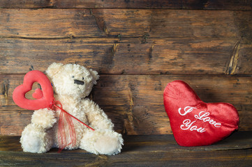 pluszowy miś i serce z napisem"i love you" © Mike Mareen