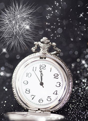 Obraz na płótnie Canvas Old watch pointing midnight - New Year concept