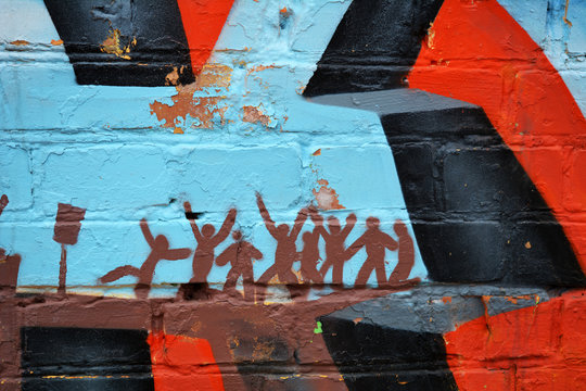 Красивое яркое цветное граффити на городской кирпичной стене