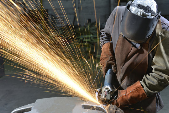 Working with grinding machine in a foundry
