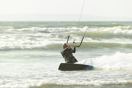 France, Bretagne, Finistere, kitesurfing man
