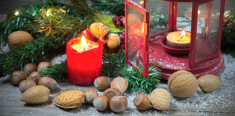 Atmosfera Natalizia con candele, frutta secca e pandoro