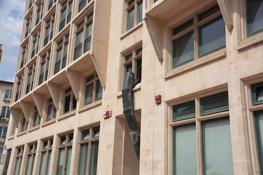 tubo bajante de escombro en un edificio en obras