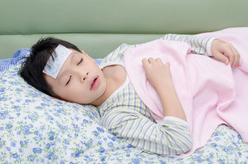 Obraz na płótnie Canvas Little sick boy lying on bed